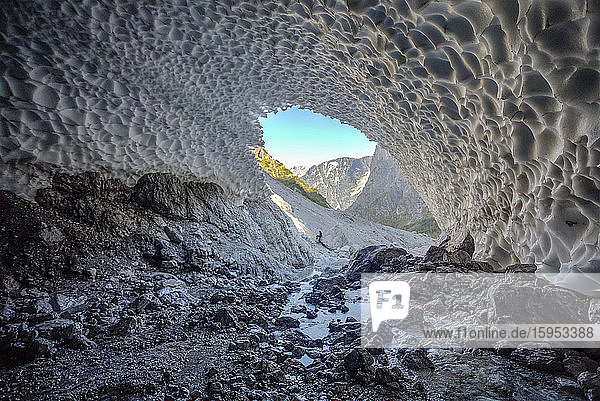 Deutschland  Bayern  Berchtesgaden  Höhle im Schneefeld der Eiskapelle