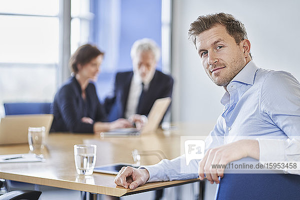Porträt eines selbstbewussten Geschäftsmannes während einer Sitzung im Amt