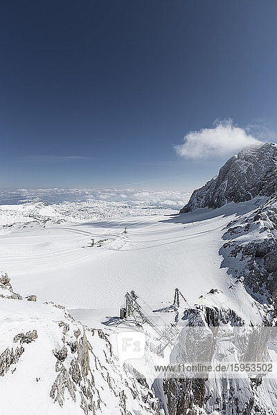 Österreich  Oberösterreich  Skilifte am schneebedeckten Dachsteingletscher