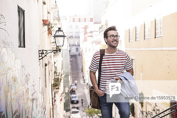 Junger Mann zu Fuß in der Stadt  Lissabon  Portugal