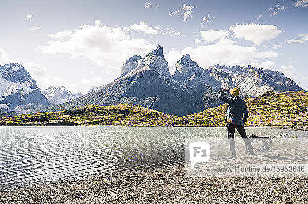 Wanderer in einer Berglandschaft am Seeufer im Nationalpark Torres del Paine  Patagonien  Chile