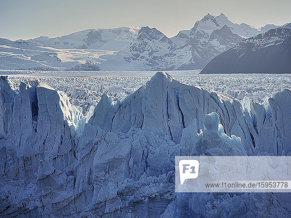 Idyllische Aufnahme des majestätischen Gletschers Perito Moreno  Perito Moreno  Argentinien
