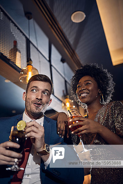 Glückliches Paar beim geselligen Beisammensein in einer Bar