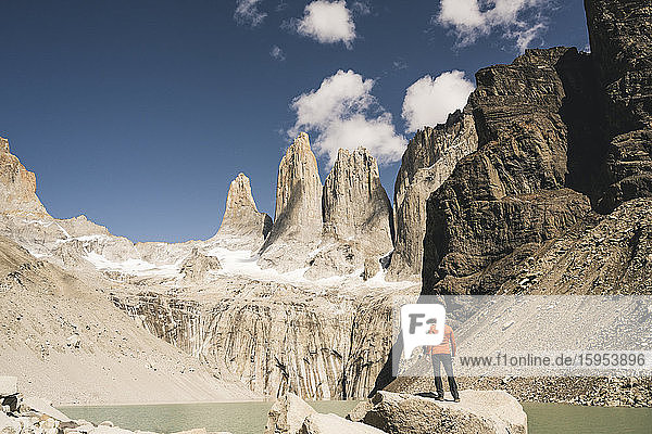 Wanderer in Berglandschaft am Seeufer am Mirador Las Torres im Nationalpark Torres del Paine  Patagonien  Chile