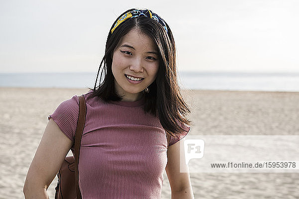 Porträt einer schönen jungen Frau am Strand