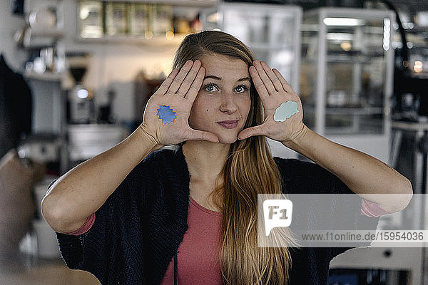 Porträt einer jungen Frau mit Gedankenblasenstreichern auf der Hand
