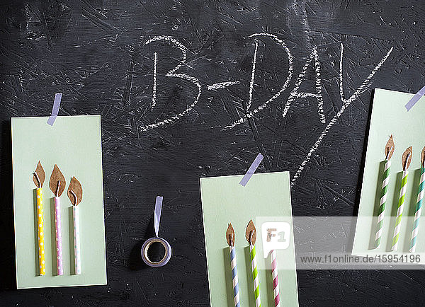 DIY-Geburtstagskarten  die an der Tafel hängen