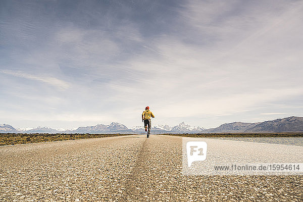Mann rennt auf einer Straße in einer abgelegenen Landschaft in Patagonien  Argentinien