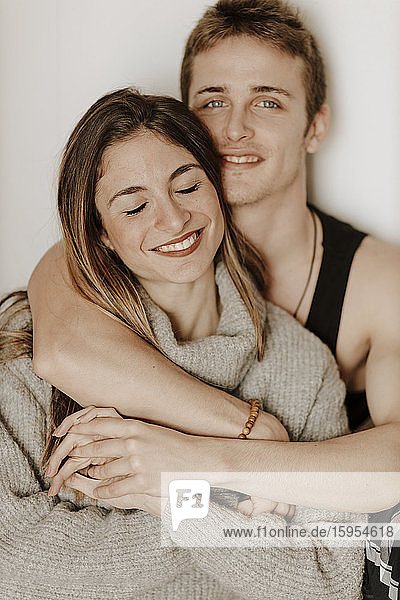 Porträt eines glücklichen jungen Paares zu Hause