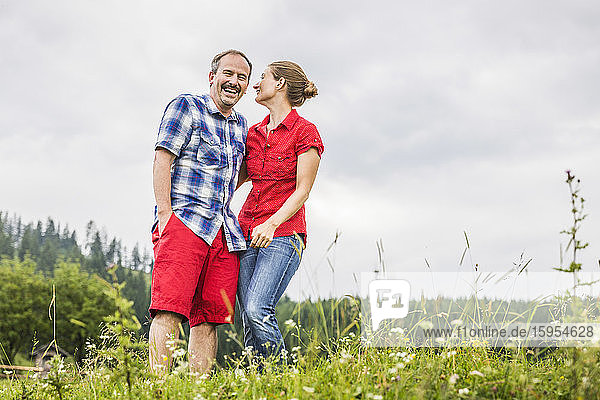 Glückliches Paar steht auf einer Bergwiese  Achenkirch  Österreich