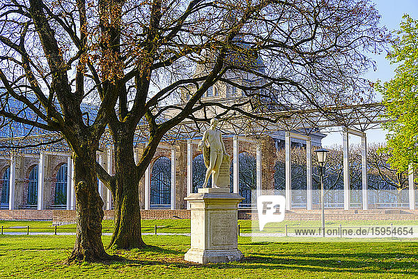 Deutschland  Bayern  München  Harmlos-Statue im grünen Bereich des Prinz-Carl-Palais