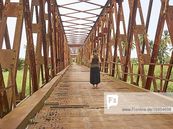 Benin  Mono-Abteilung  Grand-Popo  Frau steht in der Mitte einer alten Eisenbrücke