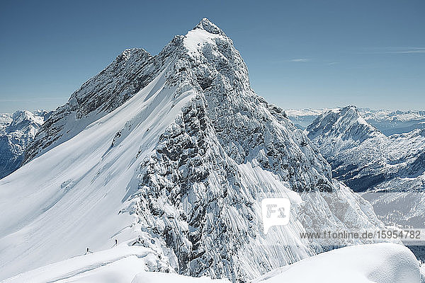 Deutschland,  Bayern,  Garmisch-Partenkirchen,  Schneebedeckter Gipfel im Wettersteingebirge