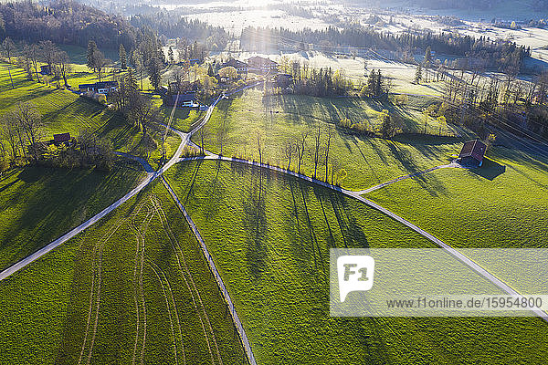 Deutschland  Bayern  Gaissach  Drone-Ansicht der grünen Landschaft im Frühling