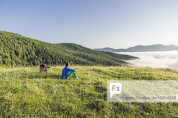 Mann und Frau mit Kamera auf einer Wiese in den Bergen  Achenkirch  Österreich