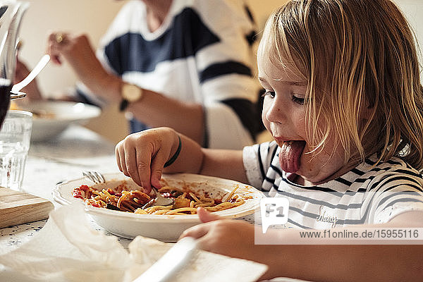 Porträt eines kleinen Mädchens beim Spaghetti-Essen