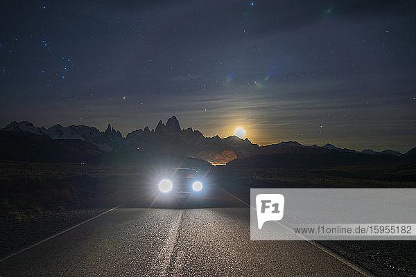 Auto auf der Straße nach El Chalten bei Nacht  Patagonien  Argentinien