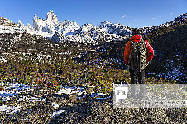 Wanderer vor dem Berg Fitz Roy im Herbst  El Chalten  Patagonien  Argentinien