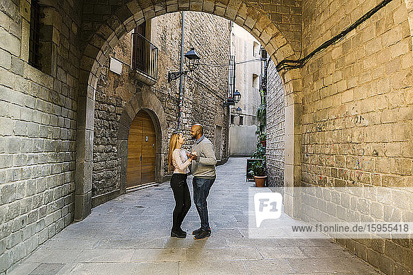 Paar tanzt in einer Gasse des Gotischen Viertels  Barcelona  Spanien