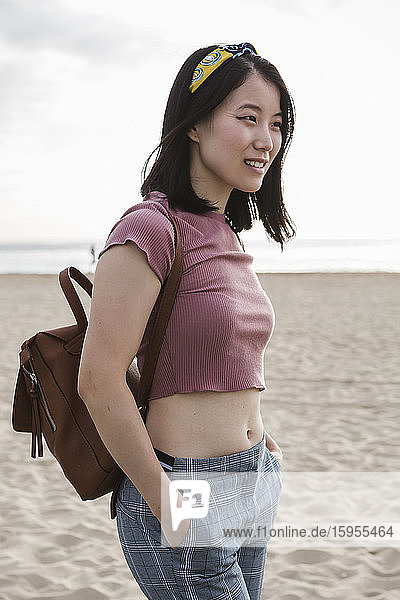 Porträt einer schönen jungen Frau am Strand