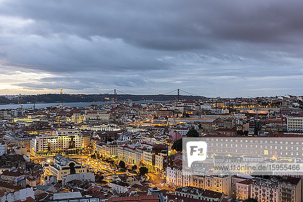 Portugal  Lissabon  Blick vom Miradouro da Senhora do Monte in der Abenddämmerung