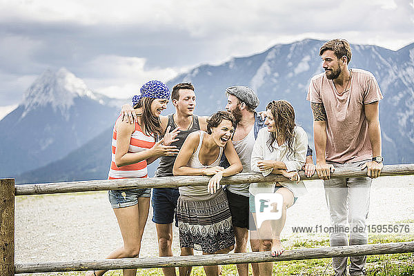 Glückliche Freunde in den Bergen  Achenkirch  Österreich