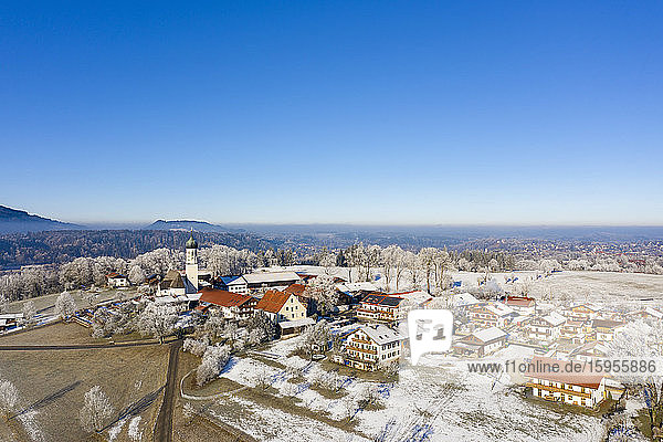 Deutschland  Bayern  Gaissach  Drohnenansicht des klaren Himmels über dem schneebedeckten Dorf