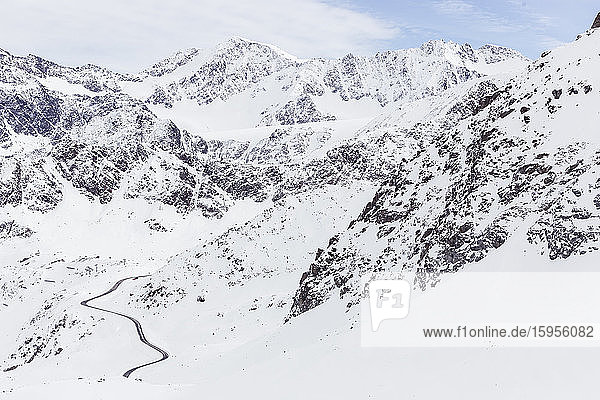 Österreich  Tirol  Kaunertal  Panoramablick auf schneebedeckte Berge und Kaunertaler Gletscherstraße