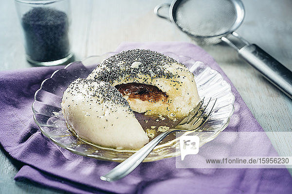 Teller mit Pflaumenmarmelade-Keimknödel