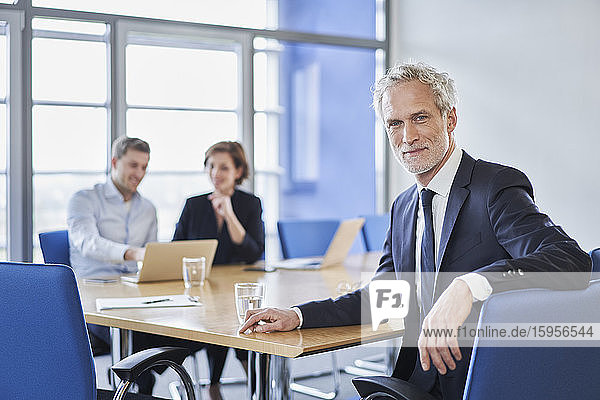 Porträt eines selbstbewussten Managers während einer Besprechung im Büro