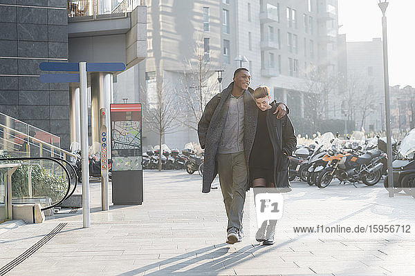 Junges Paar zu Fuß in der Stadt  Mailand   Italien