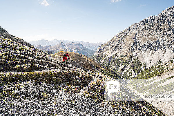 Mann auf dem Mountainbike  Munestertal  Graubünden  Schweiz