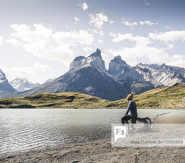 Wanderer in Berglandschaft mit Rast an einem See im Nationalpark Torres del Paine  Patagonien  Chile