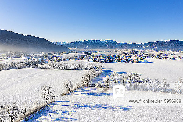 Deutschland  Bayern  Greiling  Drohnenansicht des schneebedeckten Alpenvorlandes