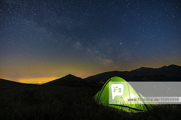 Italien  Grünes  beleuchtetes Zelt auf der Hochebene von Piani di Ragnolo bei Nacht