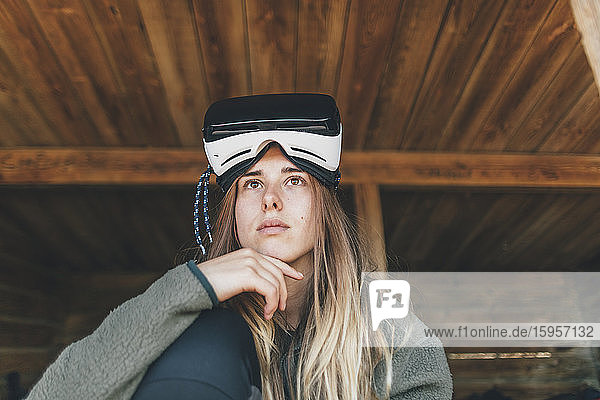 Junge Frau  die auf Dostance schaut  mit VR-Glas-Sohn auf der Stirn