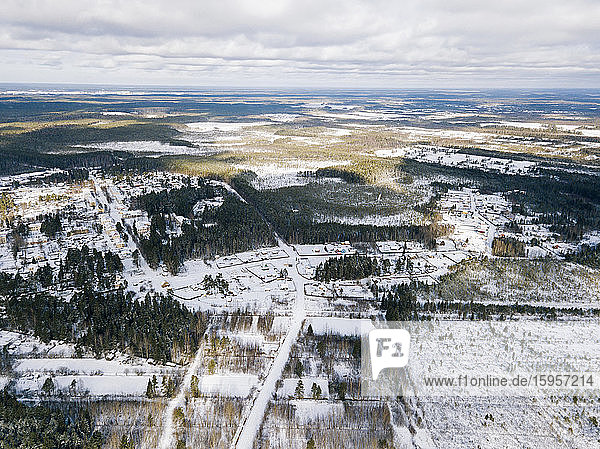 Russland  Oblast Leningrad  Luftaufnahme eines Dorfes auf dem Land im Winter