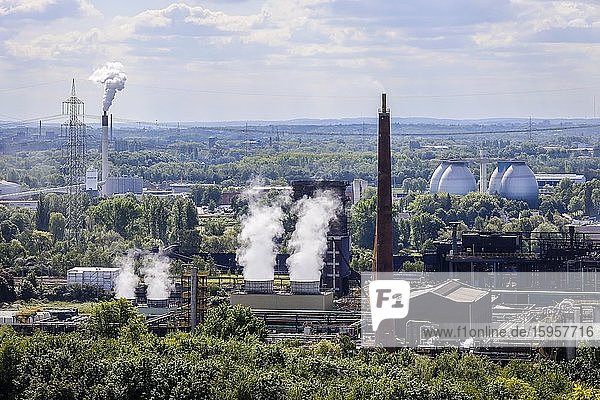 Kokerei Prosper hinten Faultürme der Kläranlage Bottrop Industrielandschaft im Ruhrgebiet Bottrop Nordrhein-Westfalen Deutschland Europa
