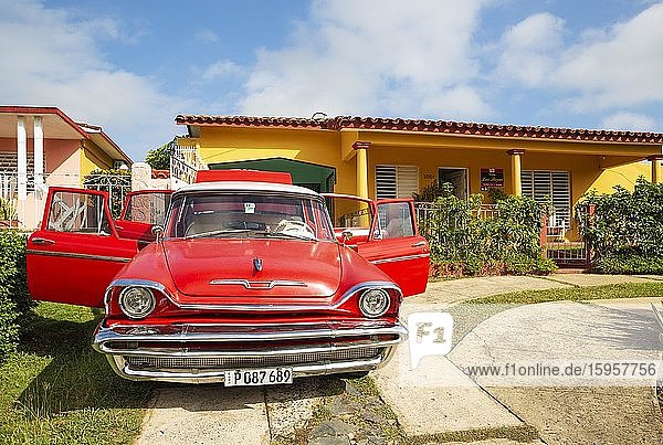 Hübsches Wohnhaus  das Zimmer zur Miete und US Oldtimer aus den 1950er Jahren anbietet  Viñales  Kuba  Mittelamerika
