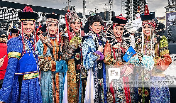 Hübsche junge Damen in mongolischen Trachten verschiedener ethnischer Gruppen auf dem zentralen Platz  beim DEEL-Festival (Festival der Nationaltracht)  Hauptstadt von Ulaanbaatar  Mongolei  Asien