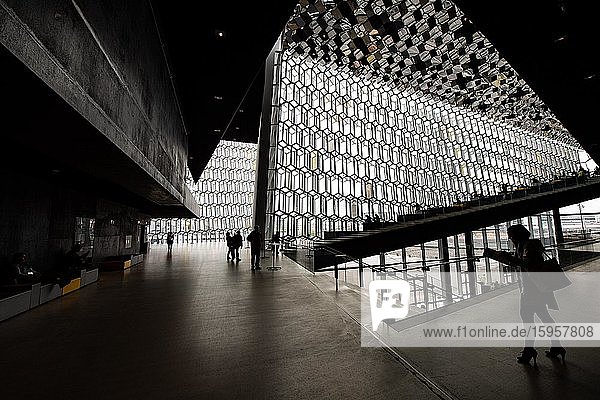 Kongresszentrum und Konzerthaus Harpa Architekt Henning Larsen Fassade von Künstler Ólafur Elíasson Innenansicht Reykjavík Region Höfuðborgarsvæðið Island Europa