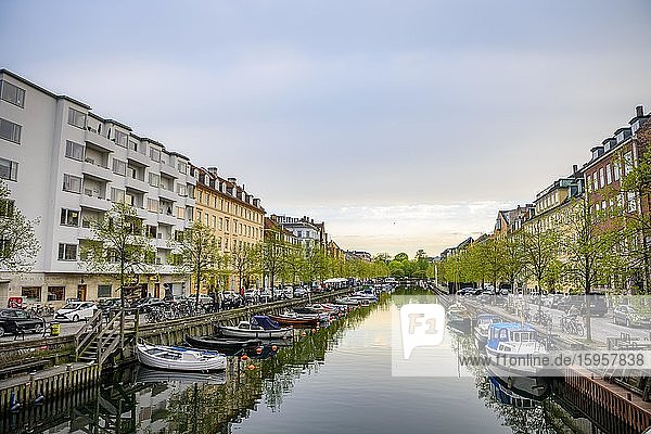 Wohnhäuser an einem Kanal mit Booten  Christianshavn  Kopenhagen  Dänemark  Europa