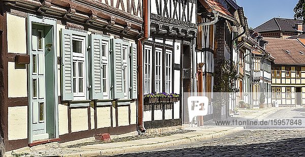 Gasse mit Fachwerkhäusern und Kopfsteinpflaster  Wernigerode  Harz  Sachsen-Anhalt  Deutschland  Europa