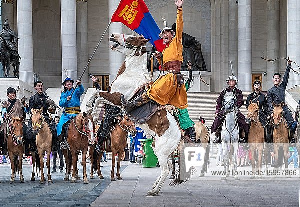 Junger Reiter mit einem steigenden Pferd vor dem Parlamentsgebäude während des NAADAM-Festivals  Stadt Ulaanbaatar  Mongolei  Asien