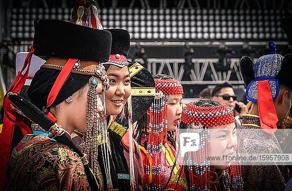 Junge Damen in mongolischer Tracht auf dem zentralen Platz  beim DEEL-Fest (Nationaltracht)  Hauptstadt Ulaanbaatar  Mongolei  Asien