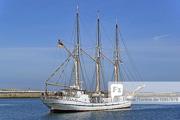 Segelschiff  Großherzogin Elisabeth  dreimastiger Gaffelschoner im Südhafen von Helgoland  Nordsee  Schleswig-Holstein  Deutschland  Europa