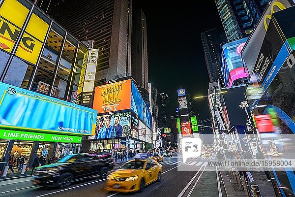 Typisch gelbes Taxi am Times Square bei Nacht Midtown Manhattan New York City New York State USA Nordamerika