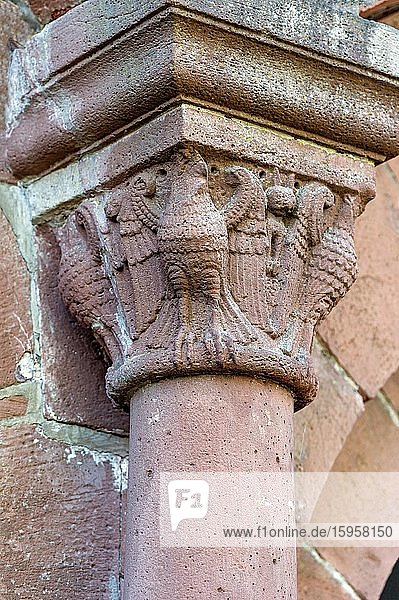 Säulenkapitell mit Reichsadler mittelalterliche Burgruine Kaiserpfalz von Kaiser Friedrich I. Barbarossa Stauferpfalz Barbarossaburg Gelnhausen Hessen Deutschland Europa