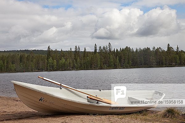 Landschaftsfoto Boot am Seeufer. Nähe Posio  Finnland  Europa