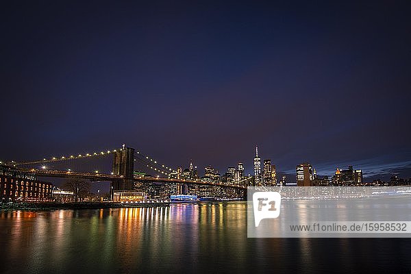 Blick vom Main Street Park bei Nacht über den East River auf die Skyline von Lower Manhattan  Brooklyn Bridge  Dumbo  Downtown Brooklyn  Brooklyn  New York  USA  Nordamerika